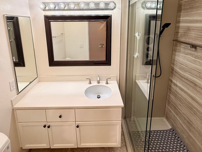 Building Photo - Large Downstairs 2br/2ba in Marina District!