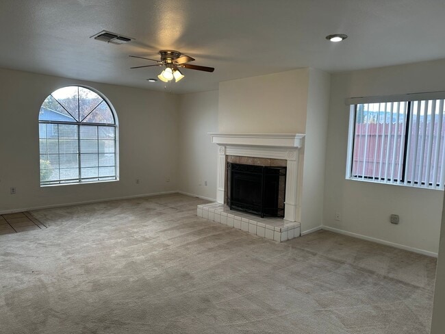 Foto del edificio - 3+2 In Golden Hills East +Garage!