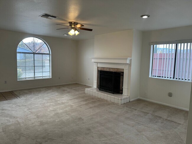 Foto del edificio - READY NOW! 3+2 Home In Golden Hills East With Garage!