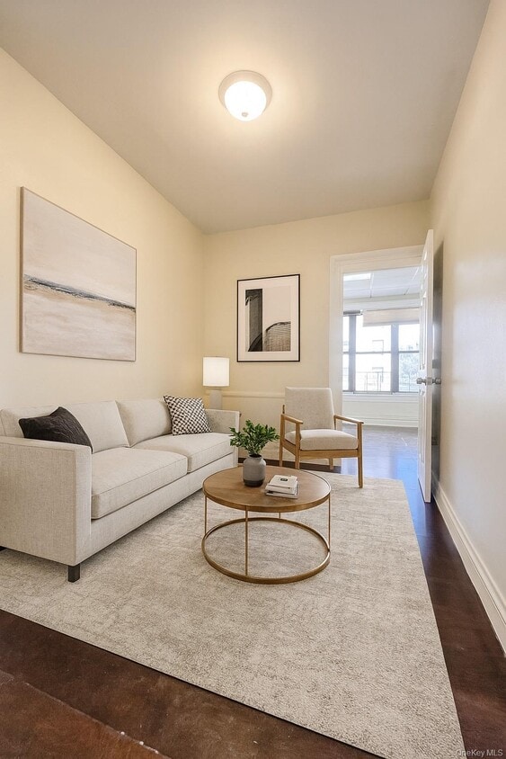 Foto principal - 30 W Kingsbridge Rd