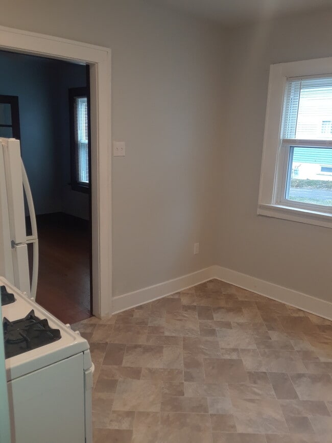 Kitchen - 312 Chautauqua Blvd