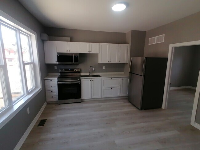 Kitchen - 188 John St N