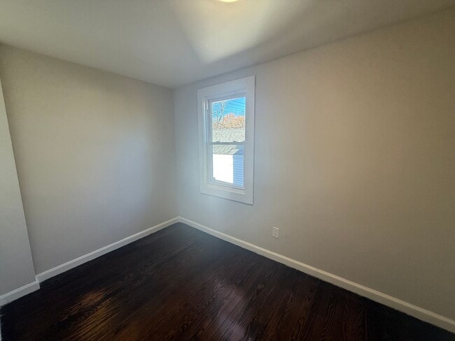 Building Photo - Newly Renovated Single Family in West Haven!