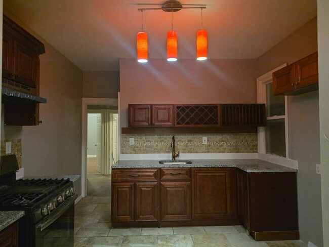 Foto del edificio - 349 Lyons Ave