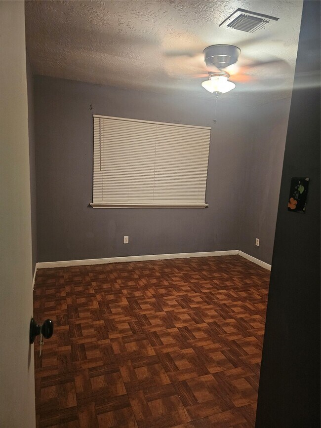 Building Photo - 4011 Alshire Dr