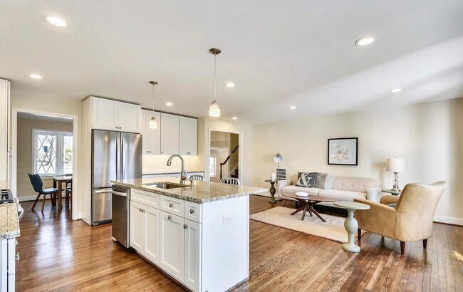Foto del edificio - Spacious and Updated Split Level in Manor ...