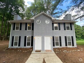 Building Photo - 2012 Oakwood Dr