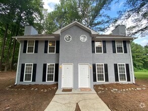 Building Photo - 2012 Oakwood Dr