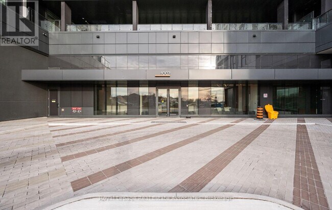 Building Photo - 1007 The Queensway