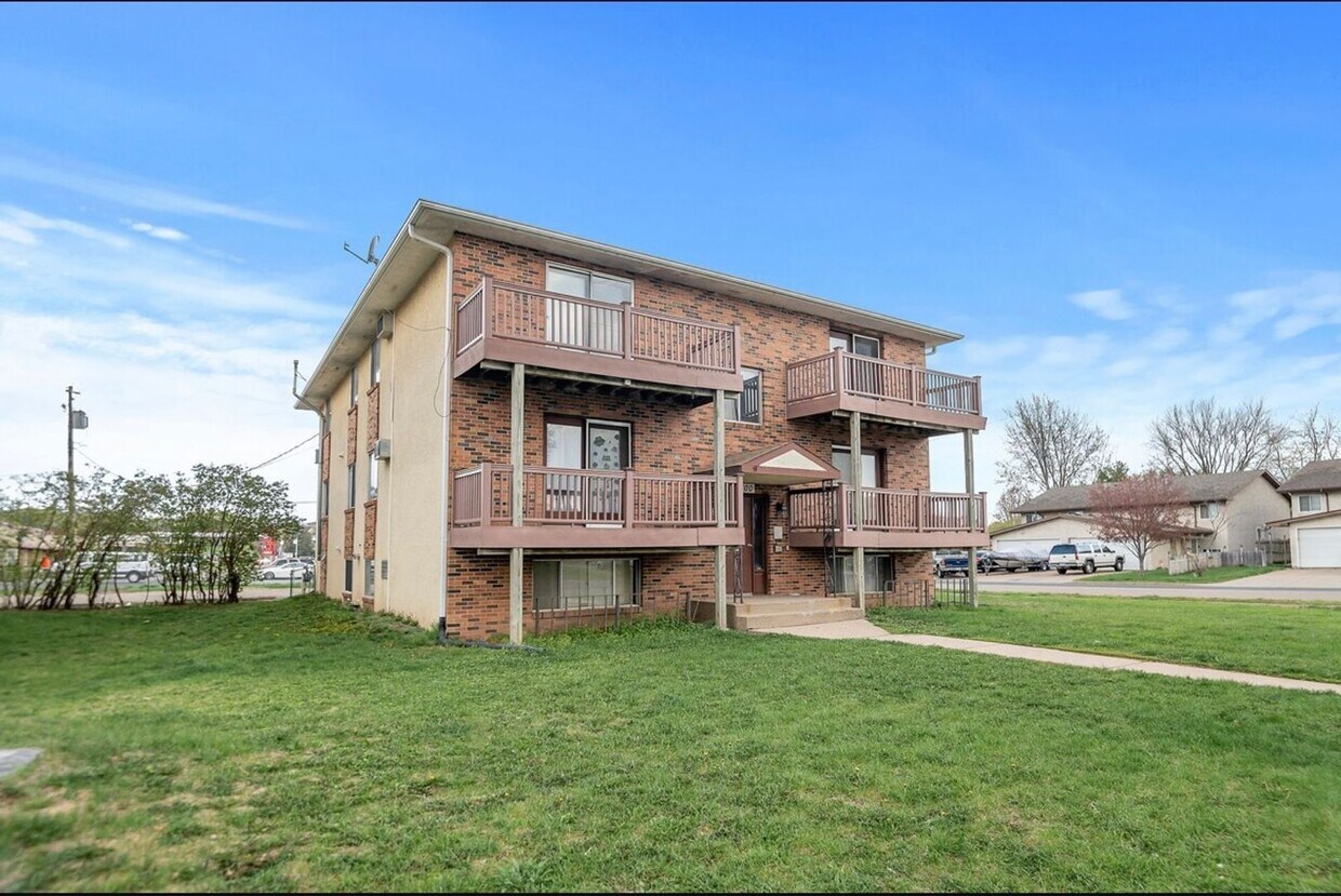 Foto principal - Updated Spacious 2BR/1 Bath Apartment Avai...