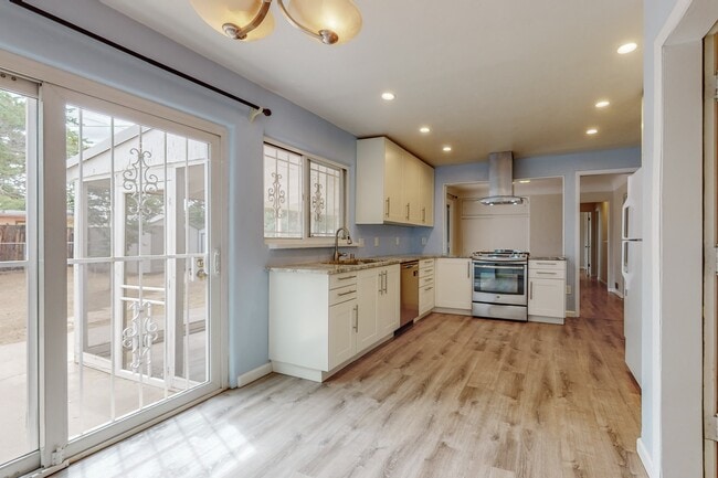 Building Photo - 612 Truman St SE