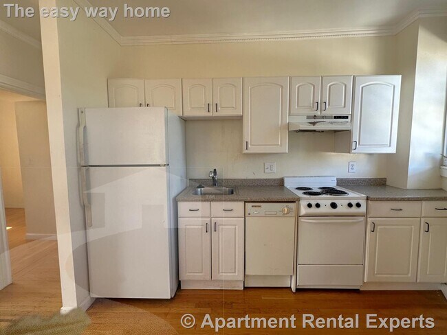 Foto del edificio - 4 Bishop Allen Dr