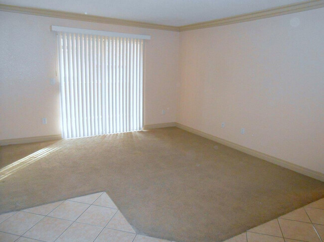 Foto del edificio - Spacious 1 Bedroom Downstairs Condo in SW ...