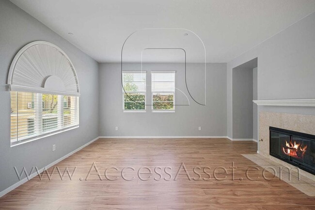 Building Photo - 3 Bed / 2.5 Bath Townhome | Open Layout + Modern Finishes