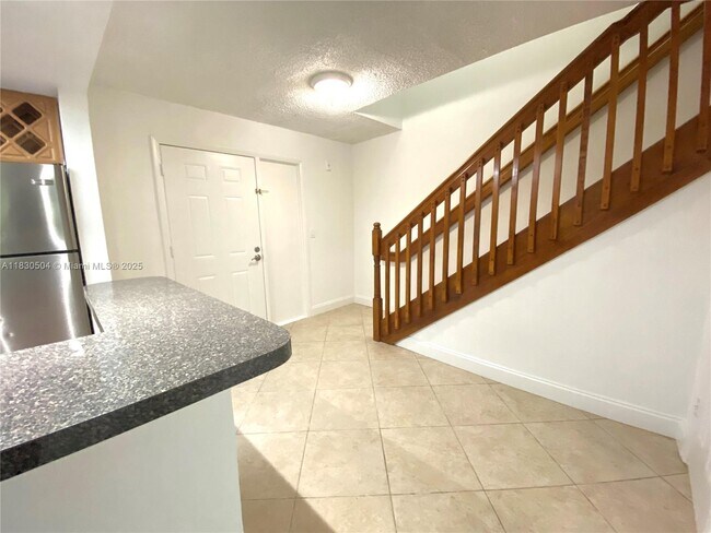 Building Photo - 9371 Fontainebleau Blvd