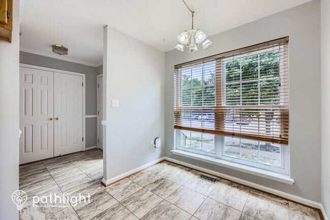 Building Photo - 4950 Lockard Dr