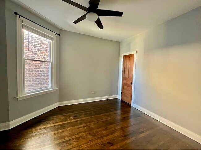 Foto del edificio - 2447 N Mozart St