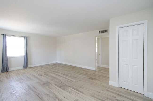 Foto del edificio - ONE MONTH FREE RENT***UNDER RENOVATION***N...