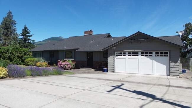 Building Photo - Furnished 4BR Home for Rent in Hood River