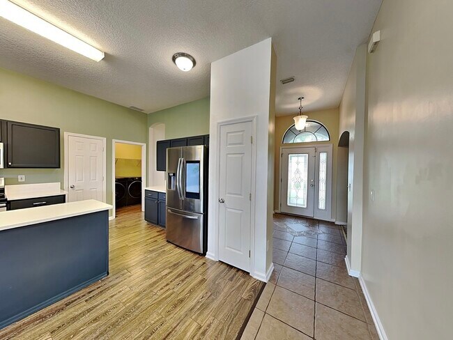 Foto del edificio - 664 Lady Lake Rd W