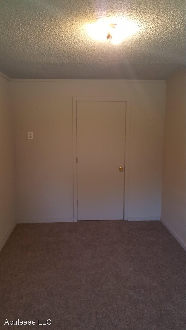 Building Photo - 3 br, 1 bath House - 1020 E 8th