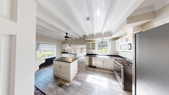 Foto del edificio - Cool Updated Historic 4/3.5 Farmhouse in Bethesda on Private, 1.5 Acre Lot