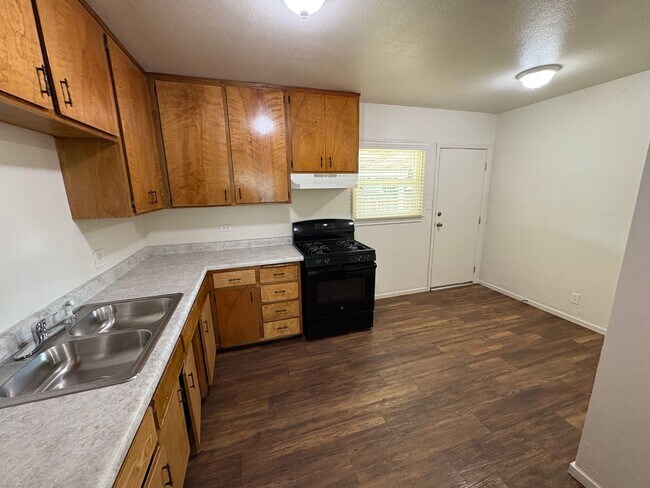 Foto del edificio - NW Visalia corner lot home available now!
