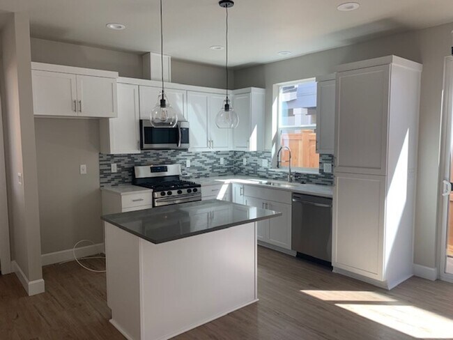 Foto del edificio - West Side 3 Bedroom with Garage