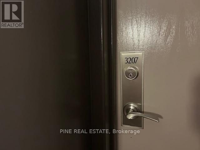 Photo du bâtiment - 77 Harbour Square