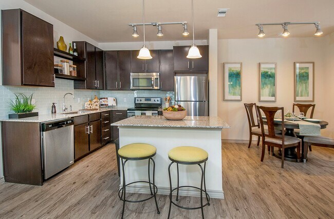 Foto del edificio - 13201 Legendary Dr