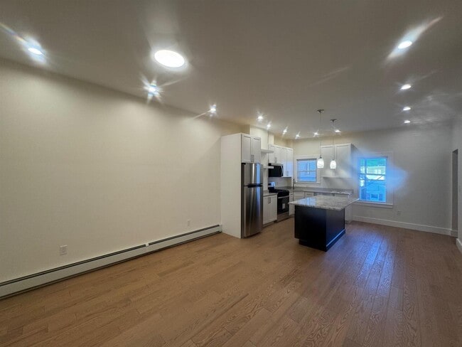 Building Photo - 11 Bristol St