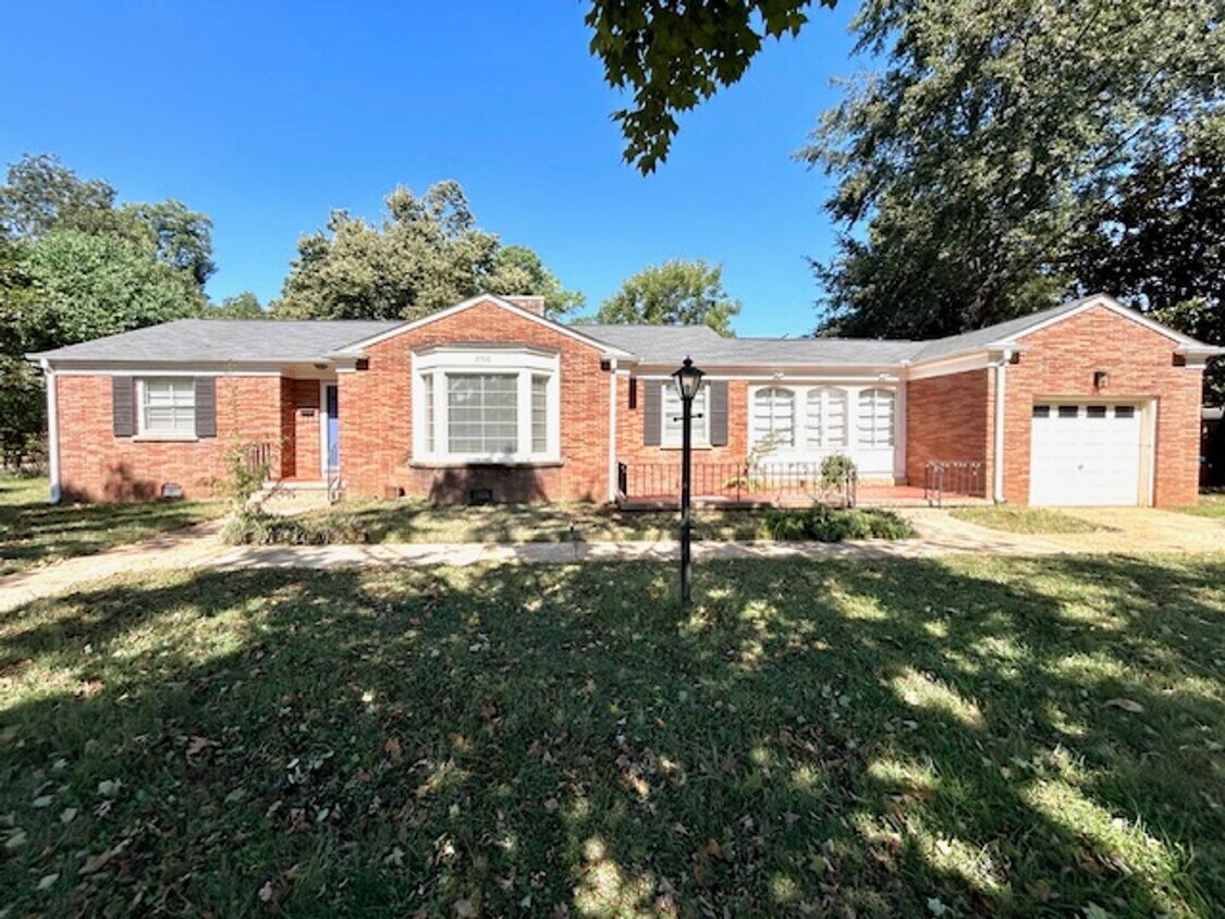 Foto principal - Coming Soon 10/8/25! Charming and spacious...