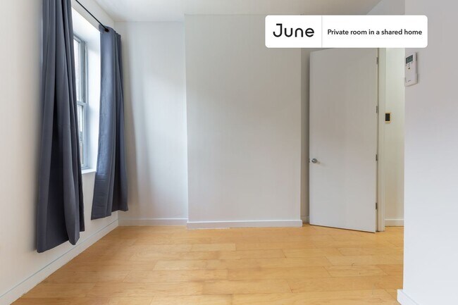 Building Photo - Private bedroom in 4 bed/2 bath Home