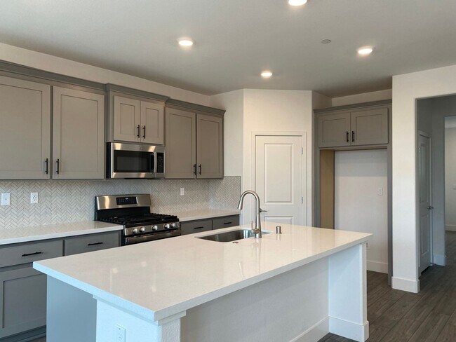Foto del edificio - Gorgeous New Build with Solar Located in E...