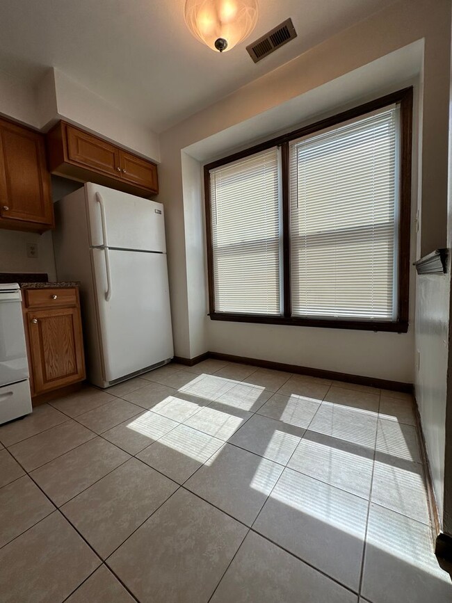 Building Photo - 3825 Buchanan Dr