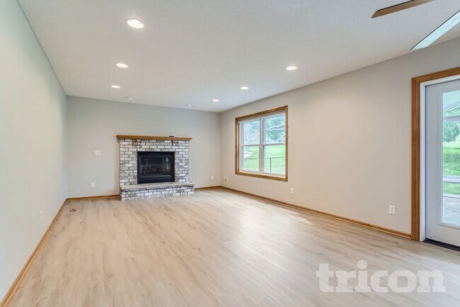 Building Photo - 2202 Marilyn Ave