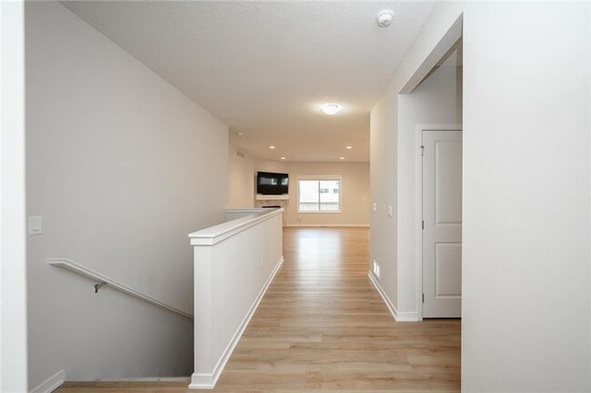Building Photo - 3 Bedroom Townhome in West Des Moines