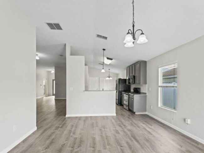 Foto del edificio - 4 Bedroom Fully Refurbished Single Family ...