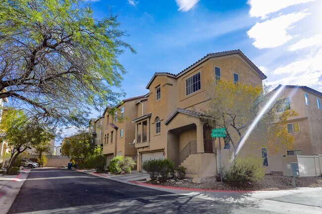 Foto del edificio - Beautiful 3 Bed Home With 3 Full Baths And...