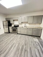 Building Photo - 639 N Kenwood Ave