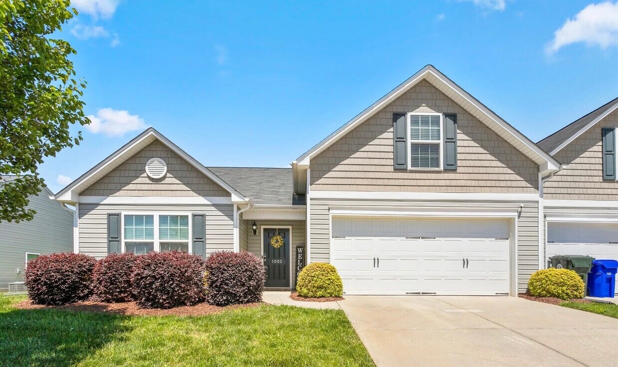 Primary Photo - 1002 Gold Cir