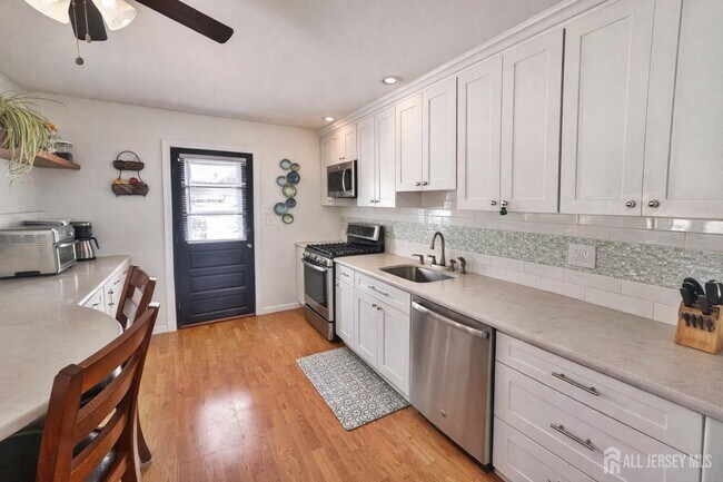 Foto del edificio - 100 Pinetree Dr