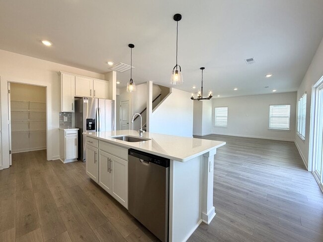 Building Photo - 2372 Meadowwood Dr