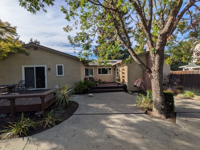 Foto del edificio - 822 Weaver Ln
