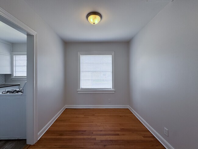 Comida - 401 E 6th St