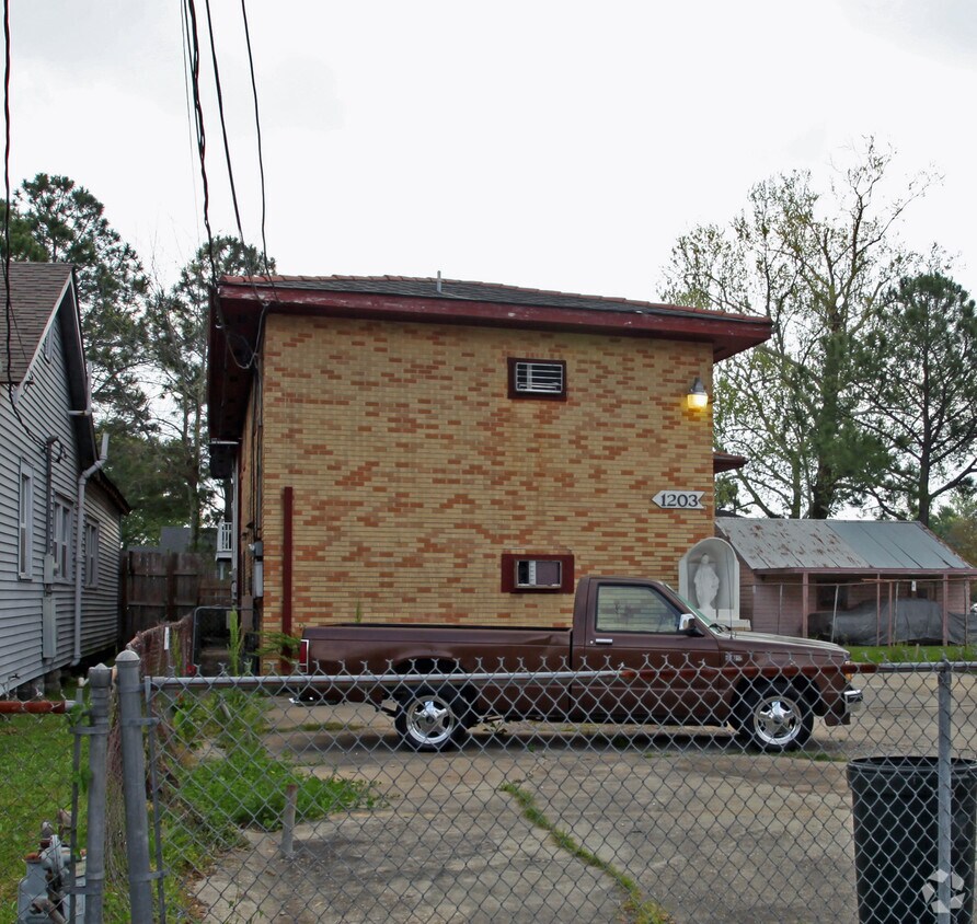 Building Photo - 1203 Claiborne Dr