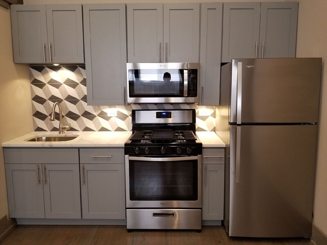 Primary Photo - 2957 N Avers Ave