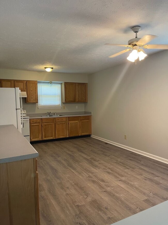 Building Photo - Large multi-level home in established neig...
