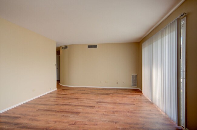 Building Photo - 2nd floor 1 ba 1 ba apartment with a balco...
