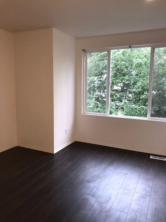 Foto del edificio - Beautiful remodeled 3 Story Townhome Pre-Leasing, Available now!